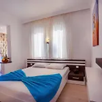 Puya Kaş